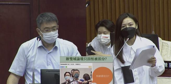北市議員吳沛憶（右）4日質詢北市府祕書長陳志銘。（摘自北市議會直播／張穎齊台北傳真）