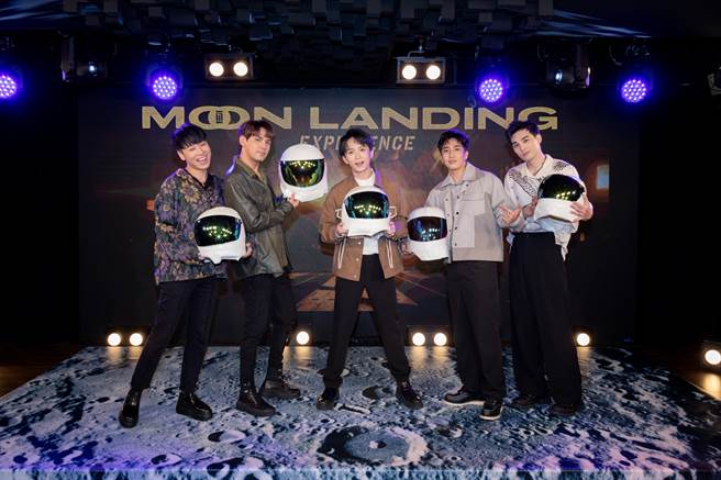 由陳零九、邱鋒澤、黃偉晉、婁峻碩、賴晏駒組成的「五堅情」，今宣布舉辦線上音樂會。（滾石唱片提供）