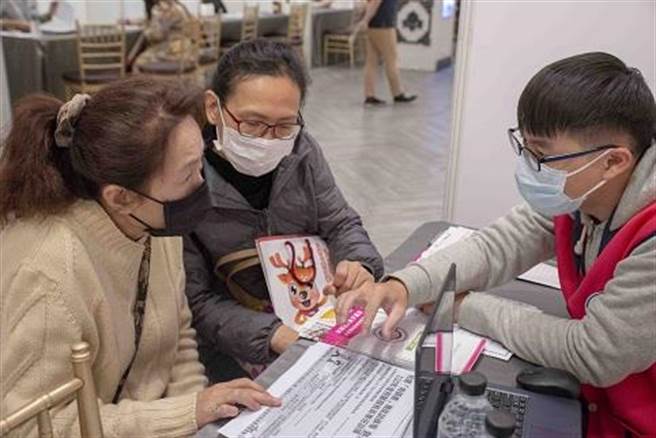桃市府就服處4場徵才釋逾5千職缺，企業搶人才喊月薪10萬。（就服處提供／蔡依珍桃園傳真）