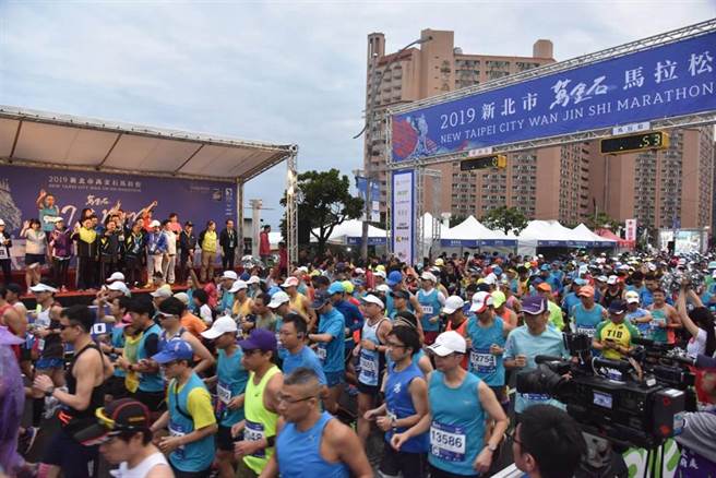 图为2019年万金石马拉松起跑场景。（本报资料照/叶德正摄）