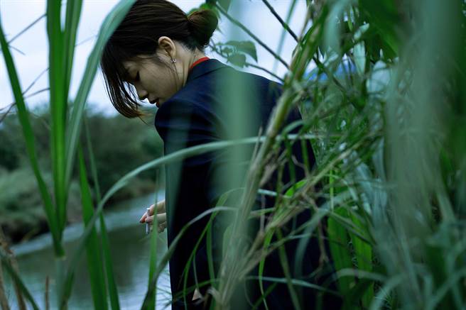 不会抽菸的阮秋姮在《徘徊年代》中演出抽菸的戏码。（传影互动提供）