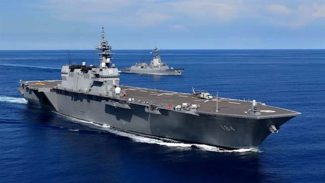 加贺号轻航舰与村雨号护卫舰。(图/JMSDF)