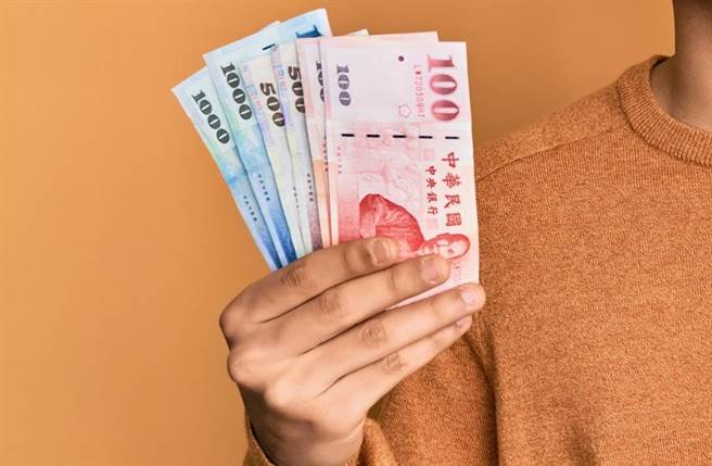 「啃老族」月拿家裡6萬遊山玩水會丟臉嗎？（示意圖，達志影像/shutterstock）