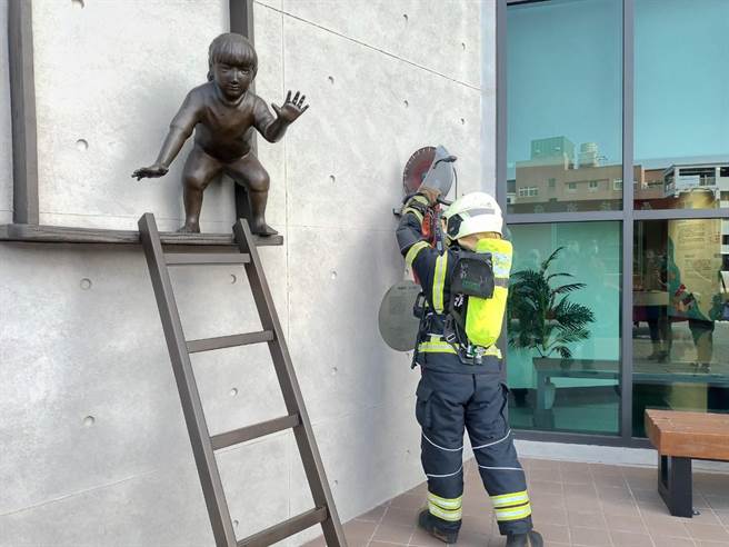 桃园市消防局独步全台，率先推动「战术体能」训练，透过31名种子教官导入现代化、科学化的体能训练，增加消防员最大肌力。