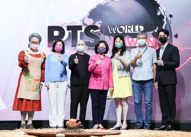 导演蔡明亮、影后杨贵媚、温升豪、水果奶奶、纪录片导演刘嵩与公视董事长陈郁秀、总经理徐秋华一起出席公视「PTS WORLD TAIWAN」影音服务启动记者会。（陈俊吉摄）