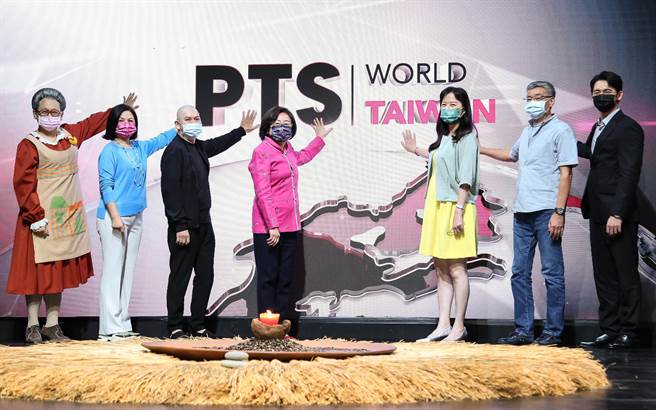 导演蔡明亮、影后杨贵媚、温升豪、水果奶奶、纪录片导演刘嵩与公视董事长陈郁秀、总经理徐秋华一起出席公视「PTS WORLD TAIWAN」影音服务启动记者会。（陈俊吉摄）