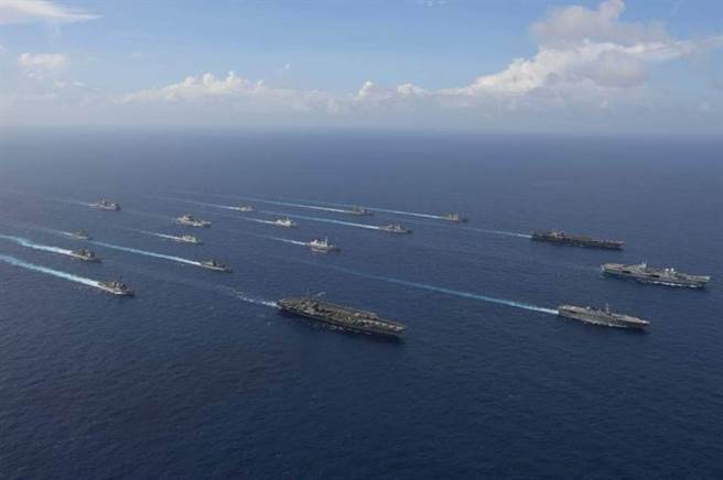 美国雷根号、卡尔文森号航母和英国女王号航母率6国海军在南海进行联合演习。日本直升机母舰伊势号也加入演习行列，总共参演军舰达17艘。（图／日本海上自卫队）