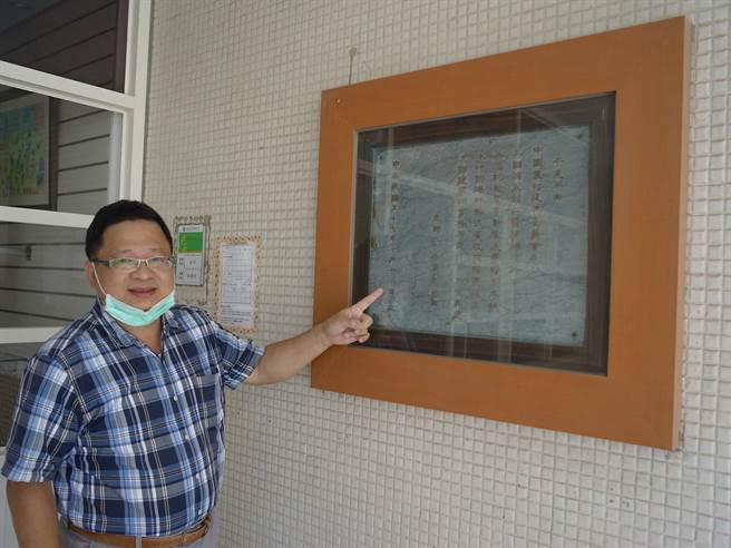 雲林縣水林鄉水燦林國小校長蔡幸伸，介紹美軍營養工作站的歷史故事。（張朝欣攝）
