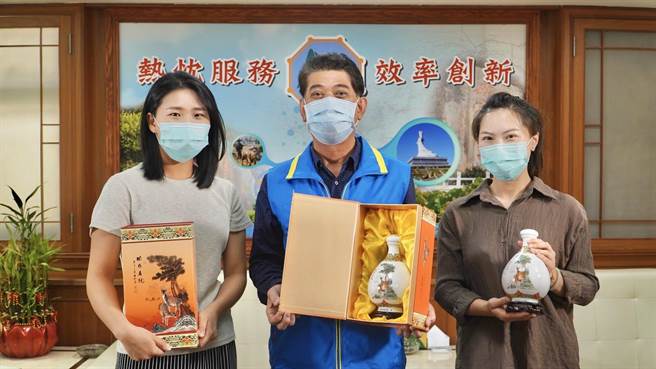 九九重陽節即將來到，金門金湖鎮公所委託全台唯一「官窯」縣陶瓷廠製作「福祿壽」系列敬老酒。（金湖鎮公所提供）