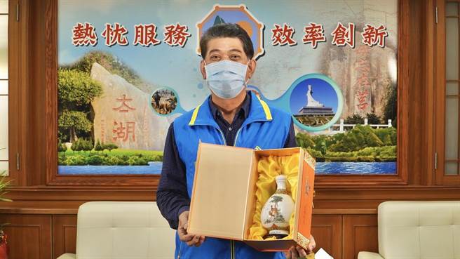 今年「祿」字主題酒亮相，葫蘆瓶身和外盒的雙鹿、老松圖案，寓意長壽幸福、多子多孫多福氣，十分討喜! （金湖鎮公所提供）