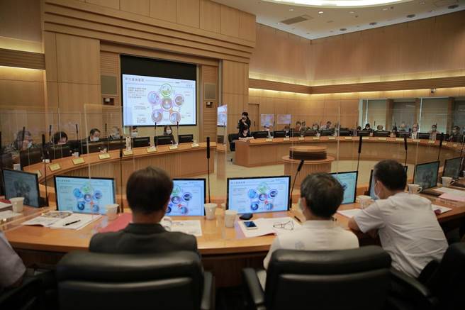 「新北产发会」建请中央评估产业需求 重要商务人士出国 盼列第4类优先施打。（新北市经发局提供）