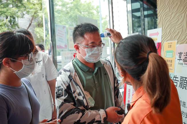 台中市府經發局表示，中央流行疫情指揮中心宣布5日起有條件開放視聽歌唱業，須遵守預約制、實聯制、量體溫等措施。（台中市府提供／盧金足台中傳真）