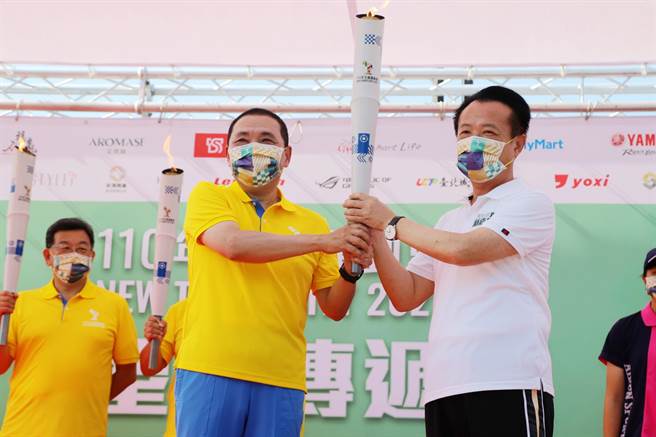 110年全国运动会圣火4日抵达故宫南院，新北市长侯友宜（左）与嘉义县长翁章梁（右）传递见证下，圣火在南院完成交接，象徵新北市、嘉义县共同迎接「110新北全运会」及「111嘉义全民运」两大盛事 。（吕妍庭摄）