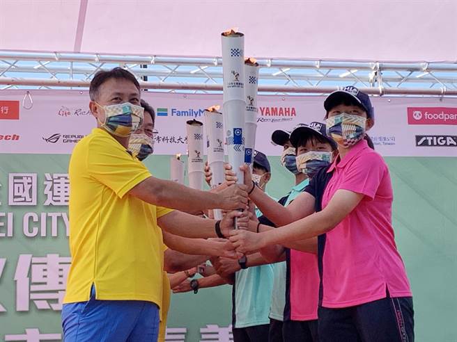 110年全国运动会圣火4日抵达故宫南院，新北市与嘉义县代表在南院完成交接，象徵新北市、嘉义县共同迎接「110新北全运会」及「111嘉义全民运」两大盛事 。（吕妍庭摄）