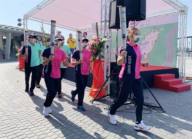 110年全国运动会圣火4日抵达故宫南院，新北市与嘉义县代表在南院完成交接后，圣火队随即出发。（吕妍庭摄）