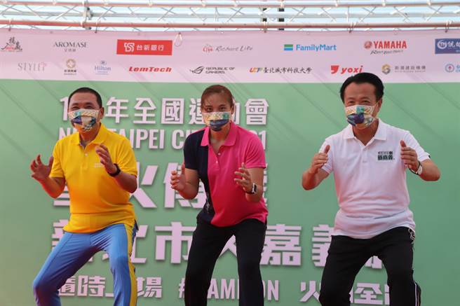 110年全国运动会圣火今抵达嘉义县故宫南院，由跑遍全台马拉松的「超级妈妈」陈嘉龄担任故事火炬手，新北市长侯友宜、嘉义县长翁章梁与嘉义县金牌角力选手侯旻汶一同排出角力姿势。（嘉义县政府提供∕吕妍庭嘉义传真）