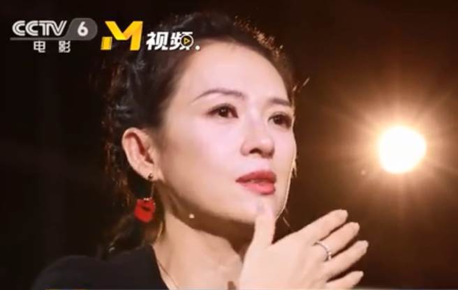 章子怡想到婆婆去世，忍不住哭泣。（圖／《藍羽會客室》影片截圖）