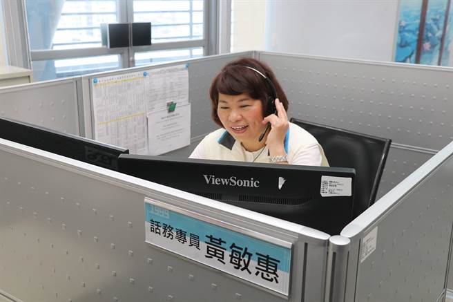 嘉义市长黄敏惠也曾体验当一日话务员。（嘉义市政府提供∕吕妍庭嘉义传真）