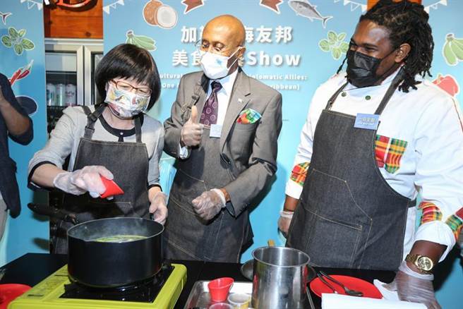 贸协秘书长林芳苗（左）与圣路西亚劳伦特大使(中)共同烹饪露国料理。（图／贸协）
