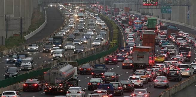 准备放风 高公局：连假出门前务必检查车况。图为高速公路桃园芦竹路段。（资料照/范扬光摄）