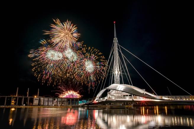 國慶焰火抽籤截止，12.6萬人搶2萬席。（高市觀光局提供）