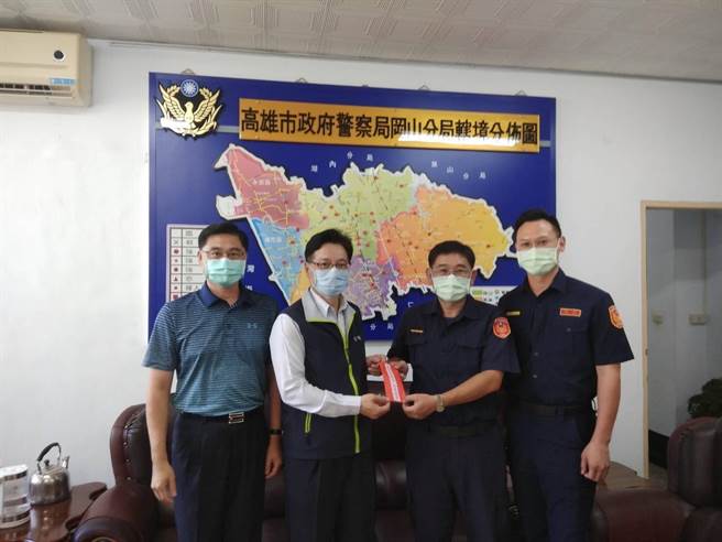 台電高雄區處處長李衍新（左二）頒發防止供電線路設備被竊獎勵金給高雄市政府警察局岡山分局，感謝協助迅速破獲電纜遭竊案件。（柯宗緯翻攝）