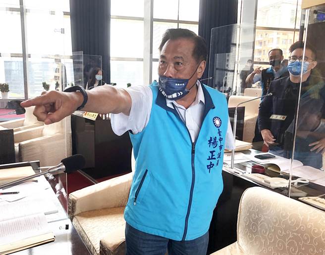 藍營市議員楊正中怒斥反批民進黨，不要打壓台中市的經濟發展。（陳世宗攝）