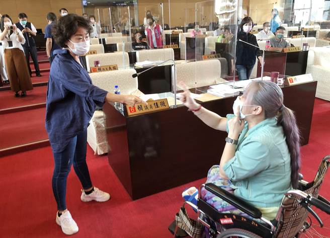 藍營市議員李麗華（左）與綠營市議員賴佳微（右），兩人短兵相接互相指責開罵。（陳世宗攝）