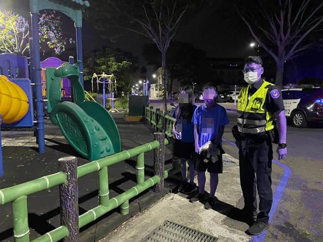 員林警方2日晚間在大明里一處小公園找到這對國中小情侶，兩人離家將近40小時，又餓又累渾身髒兮兮，還是不想回家。（警方提供／謝瓊雲彰化傳真）