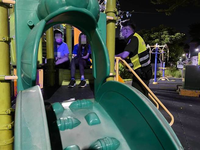 員林派出所員警洪宇承化身大哥哥，上前在少年少女身旁低聲溫柔勸說，總算說服兩人上警車被帶回吃晚餐。（警方提供／謝瓊雲彰化傳真）