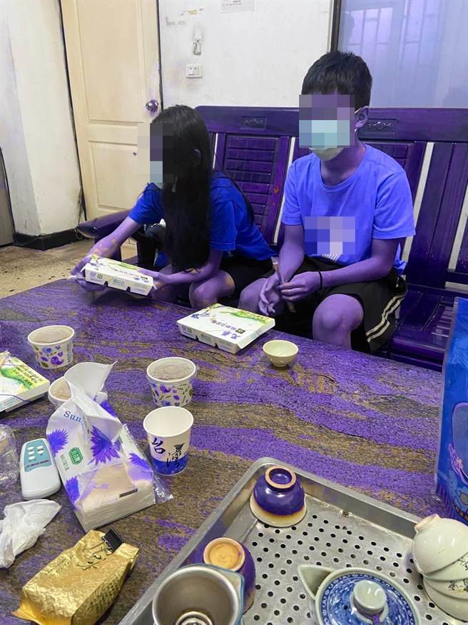 餓了一天一夜的兩人在派出所低頭吃便當，不發一語，直到警方追問，少女才默認是因為手機問題，要求少年陪她外出散心。（警方提供／謝瓊雲彰化傳真）