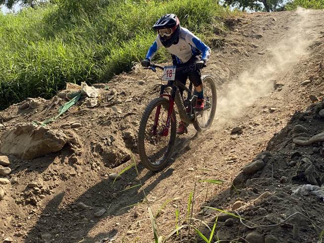 女子自由车下坡赛第一名周佩霓。（台中市政府提供）