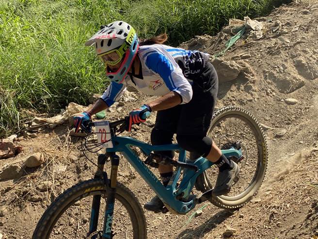 女子自由车下坡赛第二名蔡季伶。（台中市政府提供）