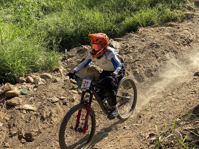 女子自由车下坡赛第三名杨若芸。（台中市政府提供）