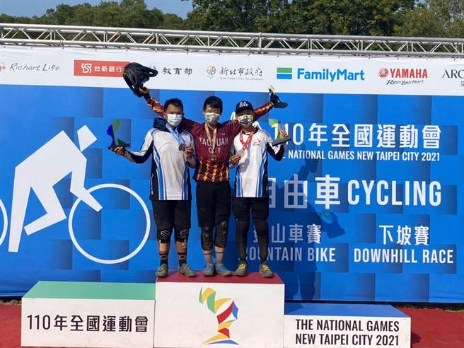 台中市囊括全国运女子组自由车下坡赛前三名。（台中市政府提供）