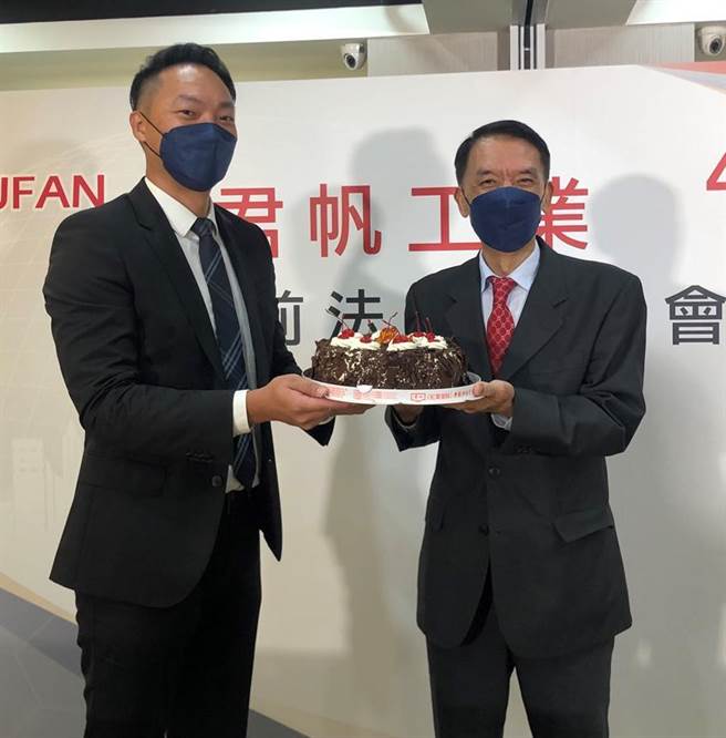 君帆工业5日以每股68元登录兴柜，董事长胡进财(右)5日即将欢度68岁生日，双喜临门。左为胡进财三子君帆总经理胡正杰。（图／沈美幸）
