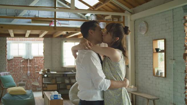 森玲CP上演復合之吻。（华视、CATCHPLAY提供）