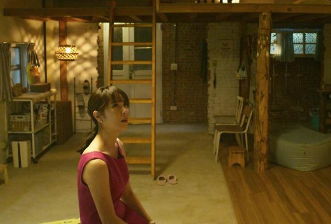 天心饰演的洪育萱遇到找房子挫折。（华视、CATCHPLAY提供）