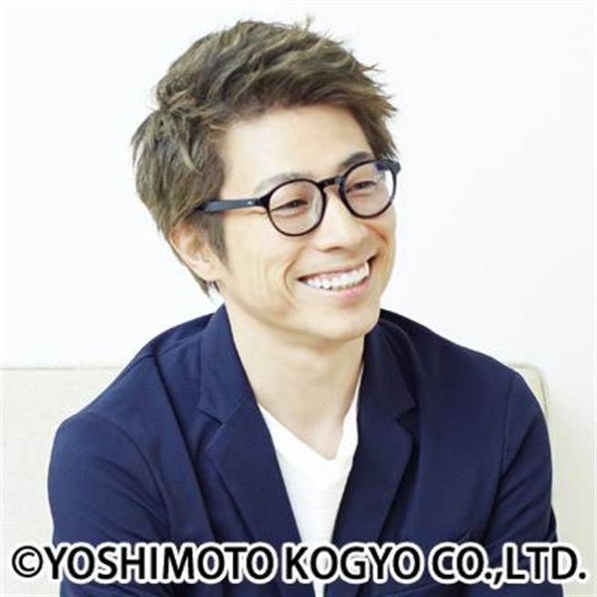 搭电扶梯站稳踏阶 田村淳大声支持「赶时间的请走楼梯」。（温博钧摄）
