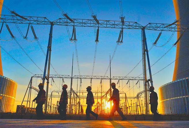 大陆是制造大国，又即将进入年底节庆生产旺季，如此强力对企业限电停产，颇不寻常。图为内蒙古鄂尔多斯市的一个电厂。（新华社）
