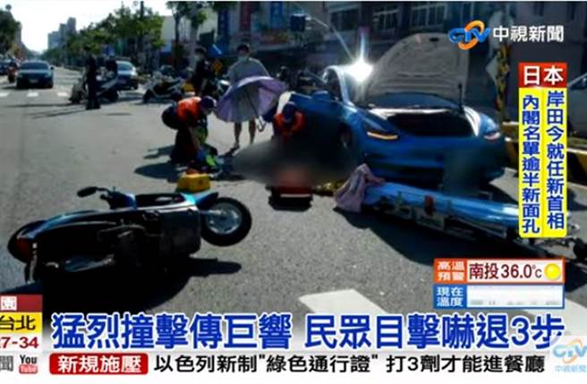 19歲女大生騎車左轉，遭特斯拉撞飛倒地失去生命跡象。（截自中視新聞畫面）