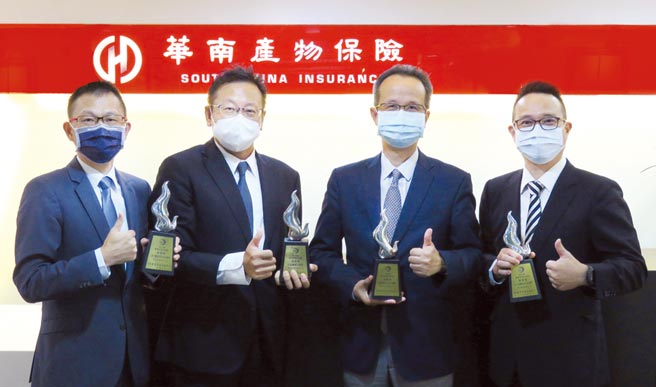 华南产险获得「保险卓越奖」四大奖的优异成绩，由总经理陈文智（右二）带领主管共同举杯合影。图／华南产险提供