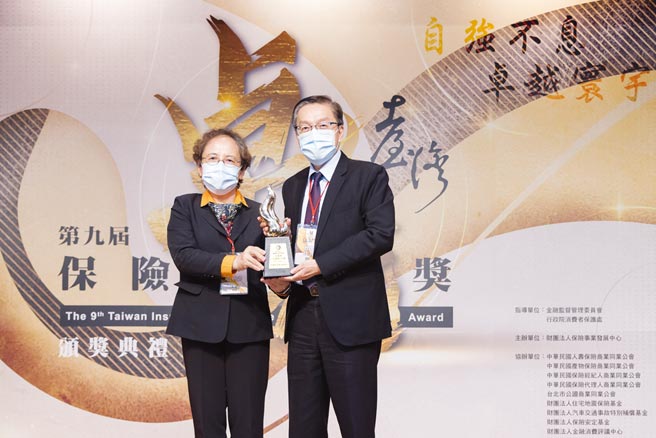 中寿保卓奖穿金戴银，其中「人才培训专案企画卓越奖」获金质奖肯定，由执行副总经理苏锦隆（右）代表，接受金管会政务副主委萧翠玲颁奖表扬。图／中寿提供