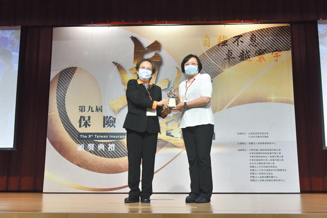 锭嵂保经获「臺湾保险卓越奖」三座奖项，由金管会副主委萧翠玲（左）颁给锭嵂保经董事长李淑芬（右）。图／顏谦隆