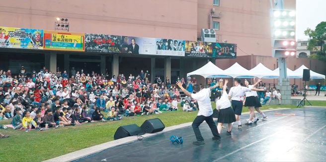 锭嵂蓝鹊社会福利基金会曾发起「公益剧团」演出儿童舞台剧陪伴儿童。图／锭嵂提供