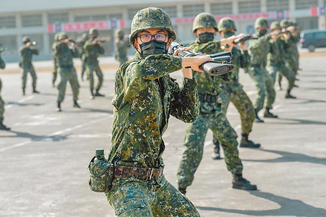 第一批4个月军事训练役役男已于9月28日下部队，挂二兵军阶，要轮流分配战备留守任务，须站卫兵哨，但不带枪。图为陆军步兵第117旅操练国军刺枪术。（总统府提供）