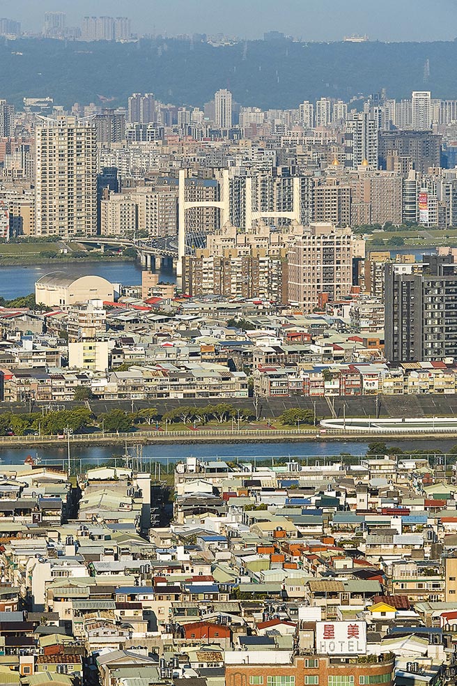 央行打房，银行承作房贷更趋谨慎，部分蛋白蛋壳区房贷成数只核给5、6成。（黄子明摄）
