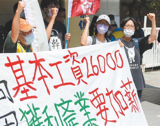 今年经济成长率可望破6%，应加大基本工资调升幅度，若调幅介于6％至8％，基本工资可望涨至26K；不过，就现实面来看，经济成长果实，并未反映在全体受雇员工中，根据主计总处统计显示，今年1至7月全台812万名受雇员工、经常性薪资平均4万2959元，与去年同期相比，只调高761元，年增幅仅1.8％。（本报资料照片）