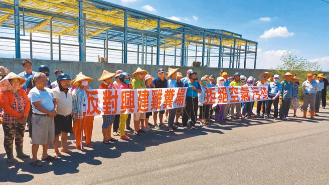 台南市后壁区反对业者兴建鸡粪场，一大群老人家顶着烈日表达心声。（读者提供／张毓翎台南传真）