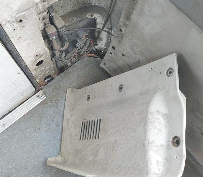 基隆市204路線公車驚傳車廂後方車體蓋板脫落，導致設備線路裸露在外。（翻攝照片／陳彩玲基隆傳真）